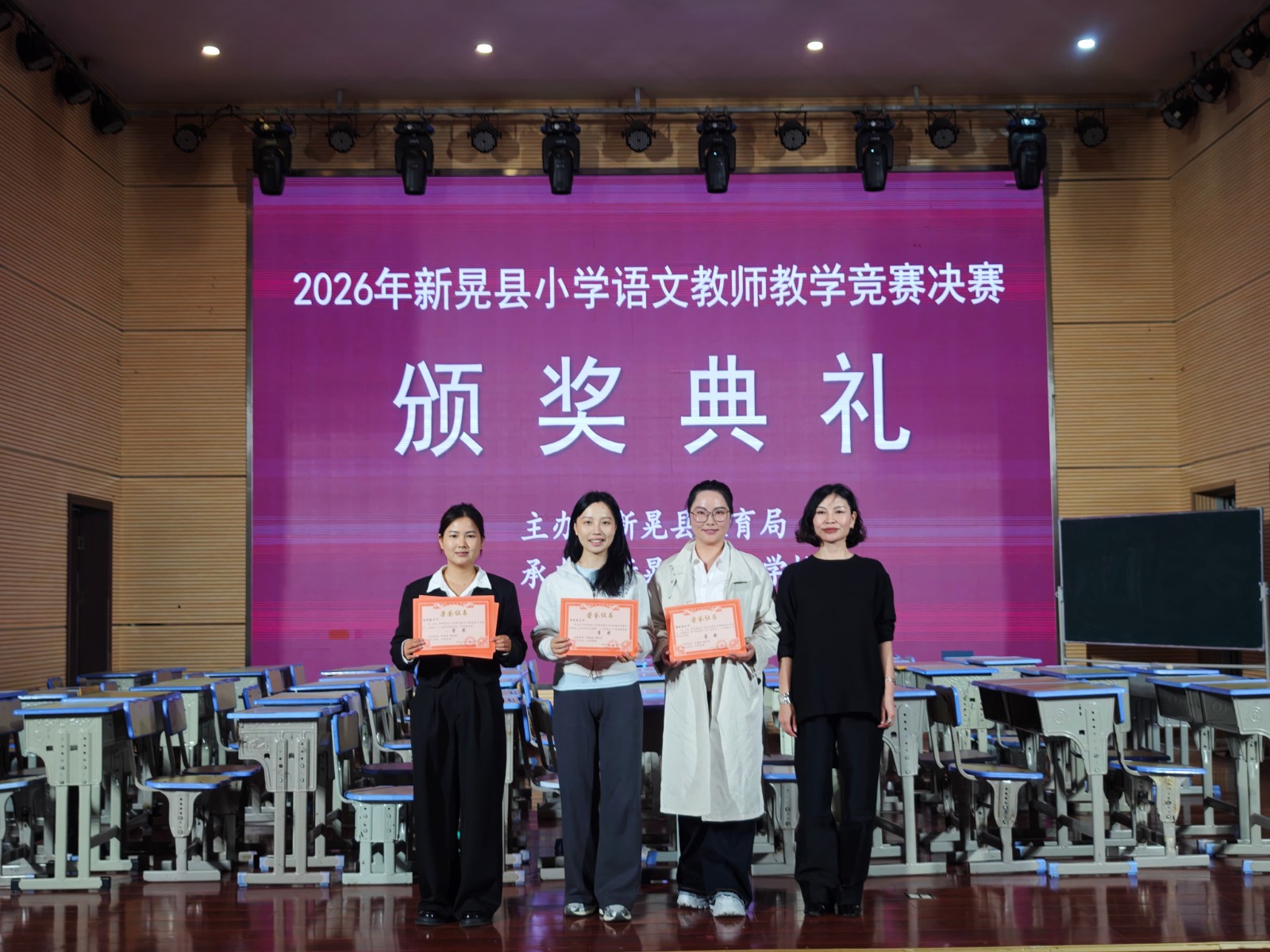 一等奖合影.jpg