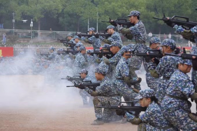 湘潭大学2023级新生军训总结表彰大会举行9.jpg