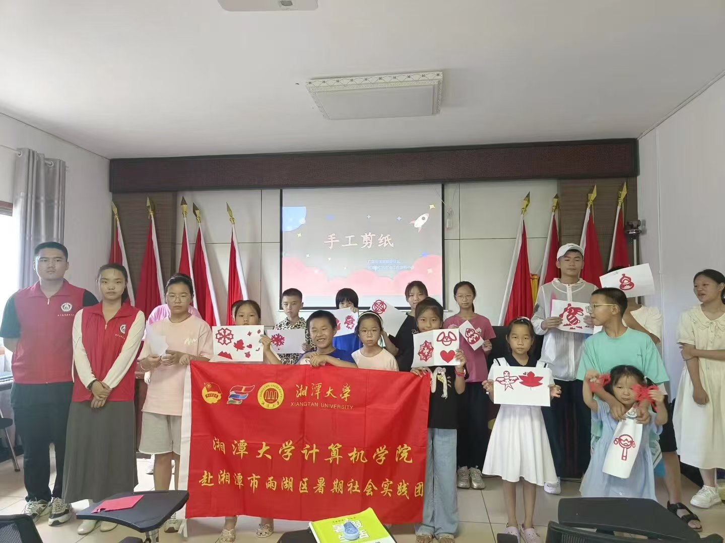 湘潭大学：“巧手织梦” 指尖艺术让童心飞扬3.jpg