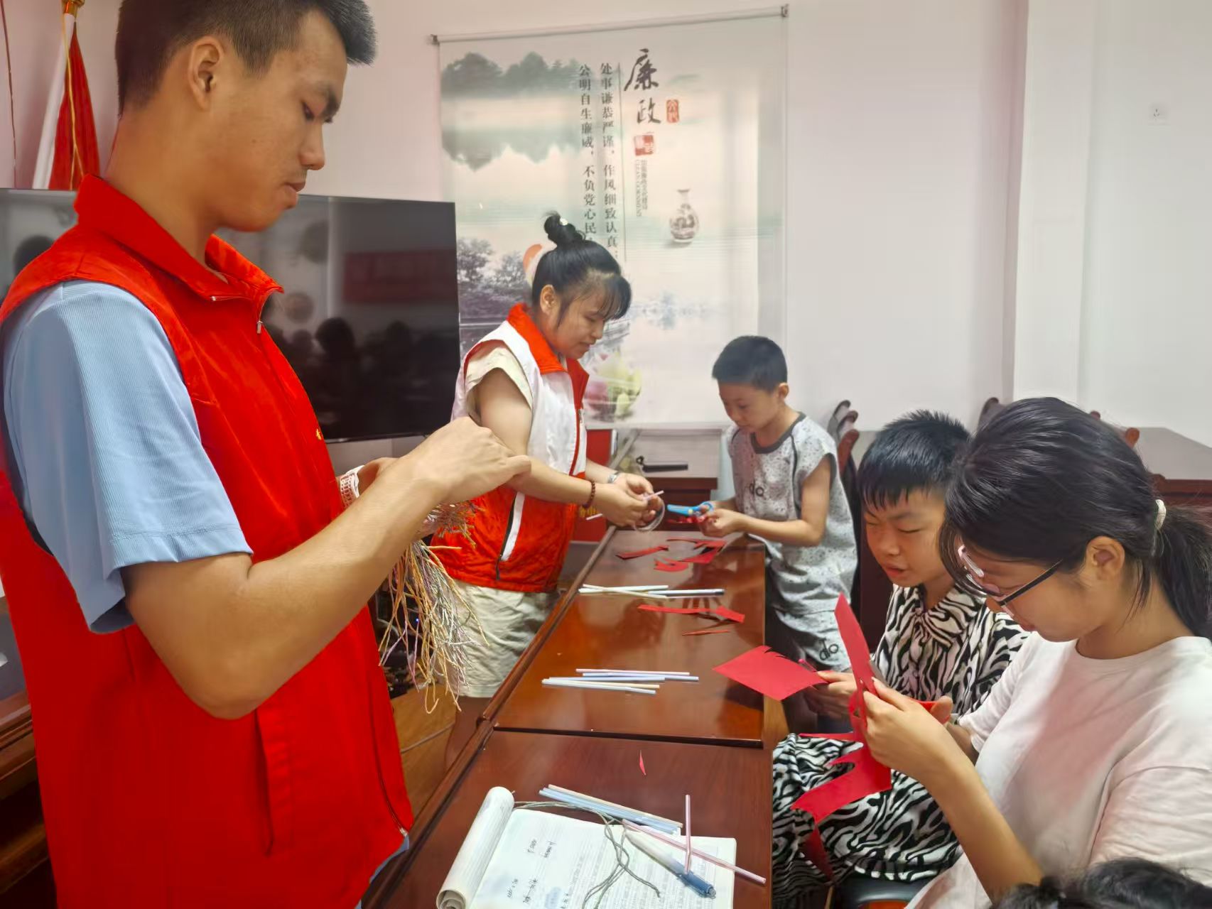 湘潭大学：“巧手织梦” 指尖艺术让童心飞扬1.jpg
