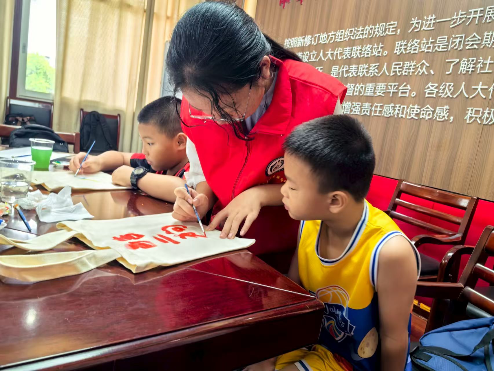 湘潭大学：“巧手织梦” 指尖艺术让童心飞扬2.jpg