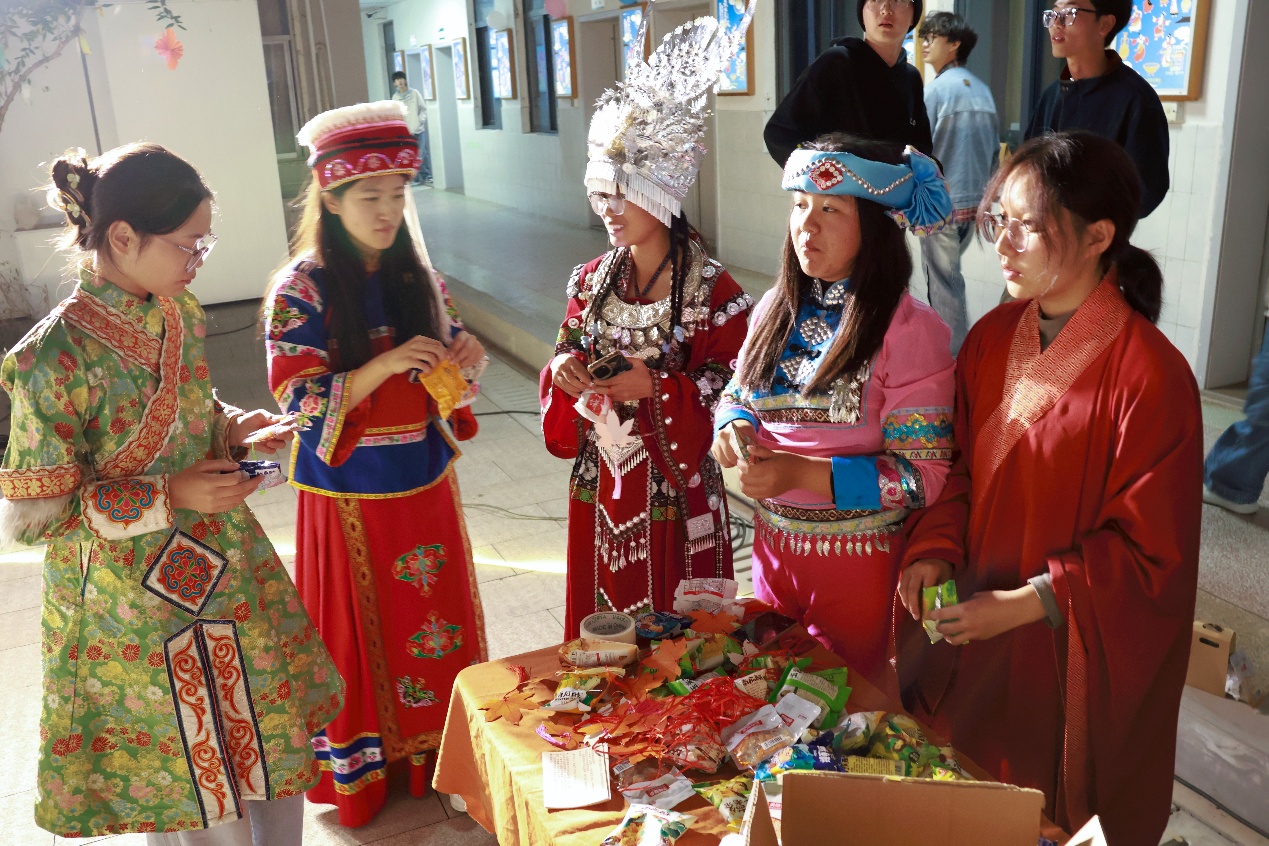 湘潭大学“霜染秋华·最炫民族风”学生舞会举办2.jpg 湘潭大学“霜染秋华·最炫民族风”学生舞会举办2.jpg