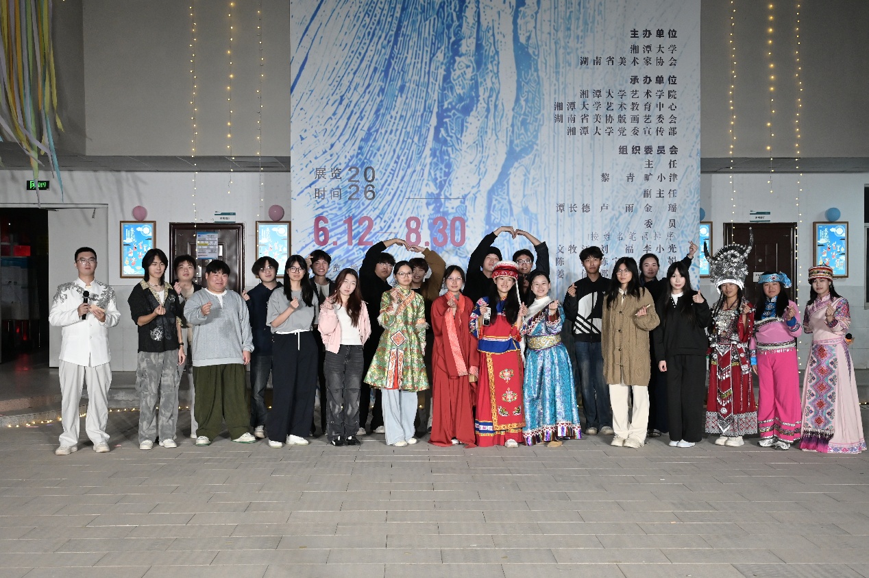 湘潭大学“霜染秋华·最炫民族风”学生舞会举办1.jpg 湘潭大学“霜染秋华·最炫民族风”学生舞会举办1.jpg