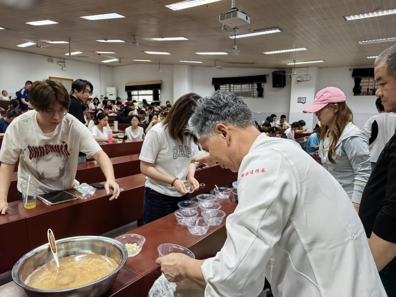 让非遗美食“活”起来 湘菜米其林大师进湘潭大学课堂1.png 让非遗美食“活”起来 湘菜米其林大师进湘潭大学课堂1.png