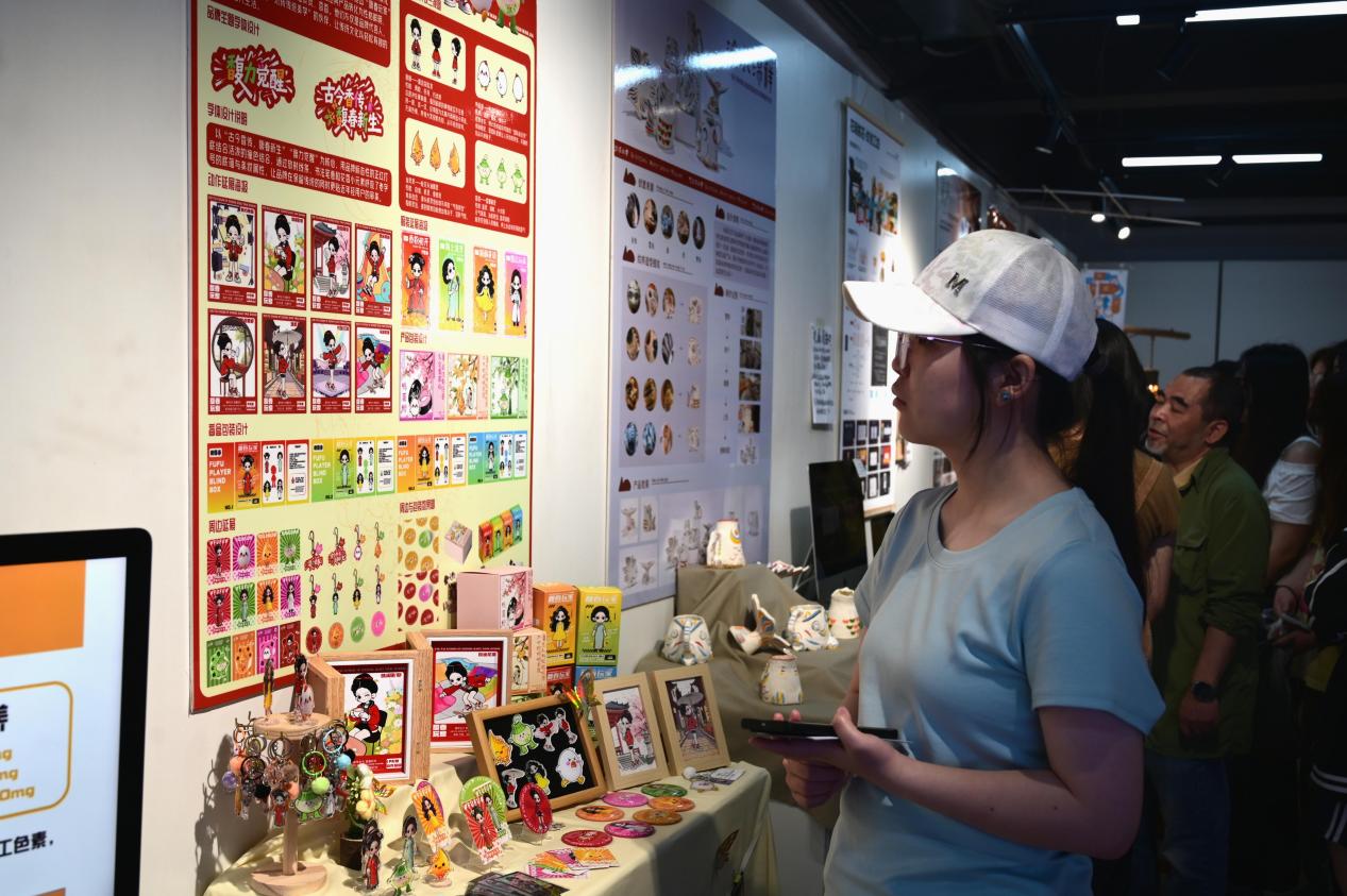 湘潭大学“湘见”2026年毕业作品联展开幕2.jpg