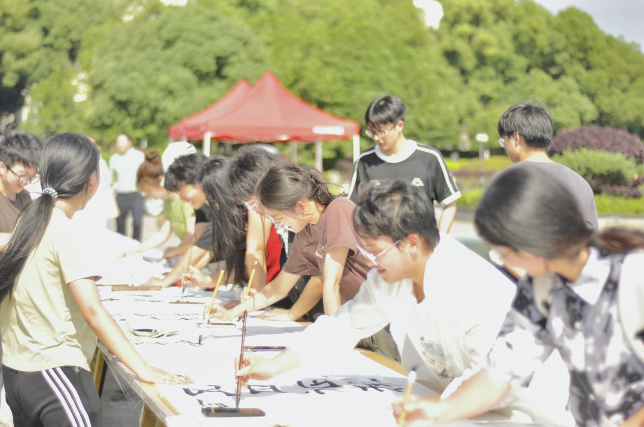湘潭大学笔墨传薪火 百米长卷书法创作主题活动1.png