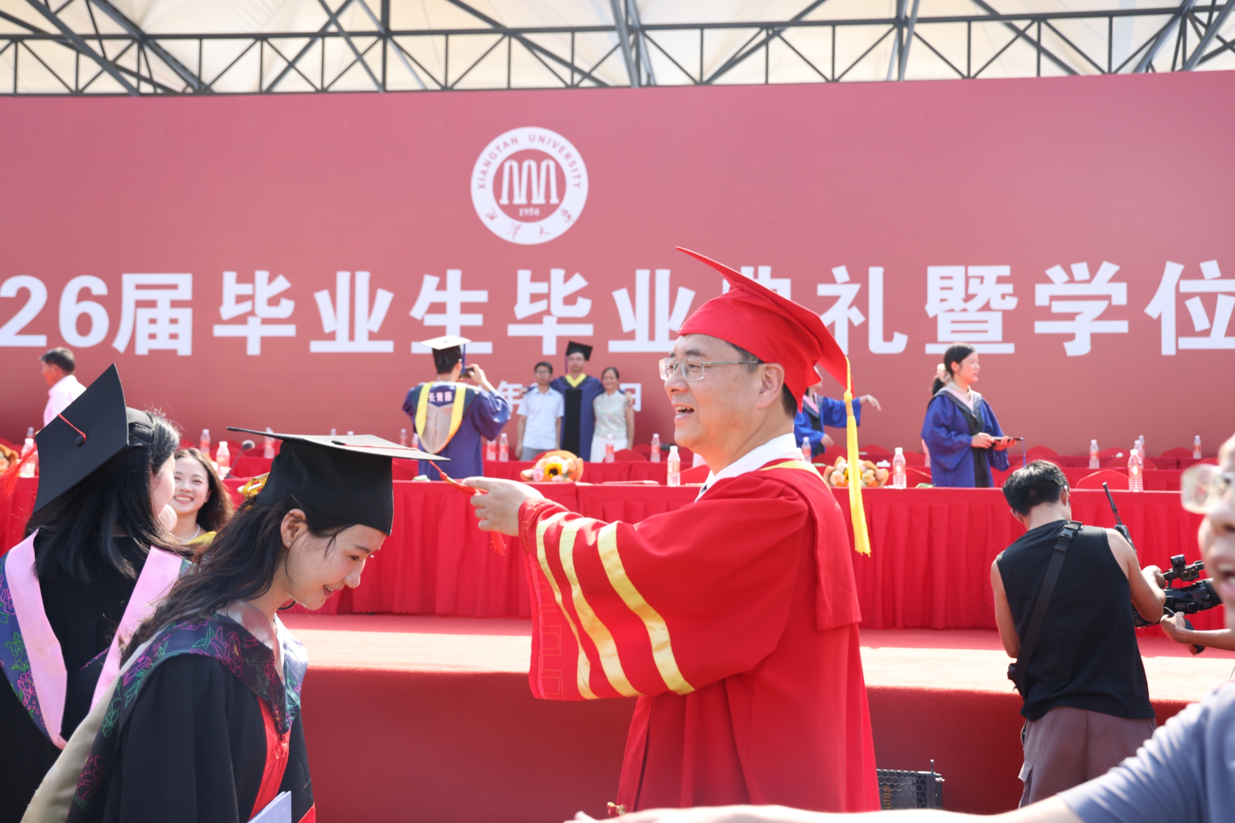 为滚烫青春加冕 为辽阔新程壮行 湘潭大学2026届毕业生毕业典礼暨学位授予仪式举行5.jpg