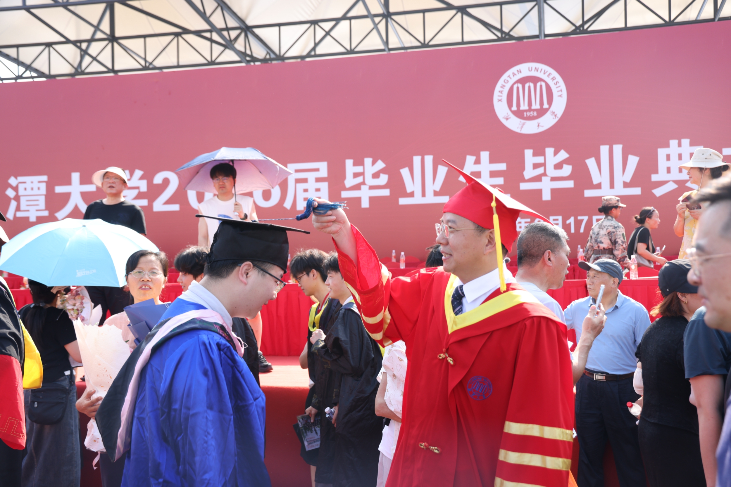 为滚烫青春加冕 为辽阔新程壮行 湘潭大学2026届毕业生毕业典礼暨学位授予仪式举行4.jpg