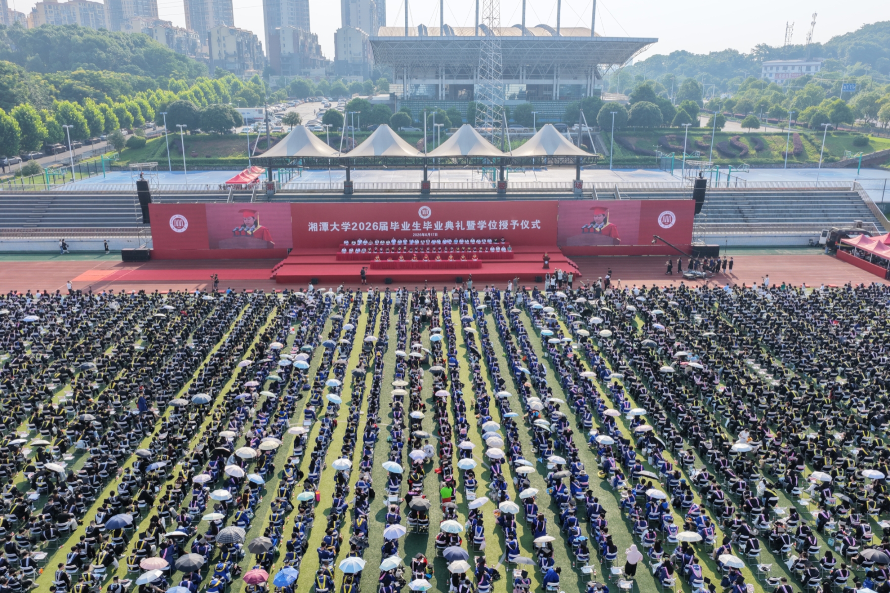 为滚烫青春加冕 为辽阔新程壮行 湘潭大学2026届毕业生毕业典礼暨学位授予仪式举行1.jpg
