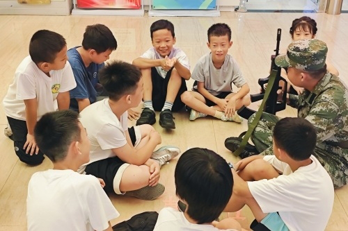 湘大学子送国防课进托管班+1.png