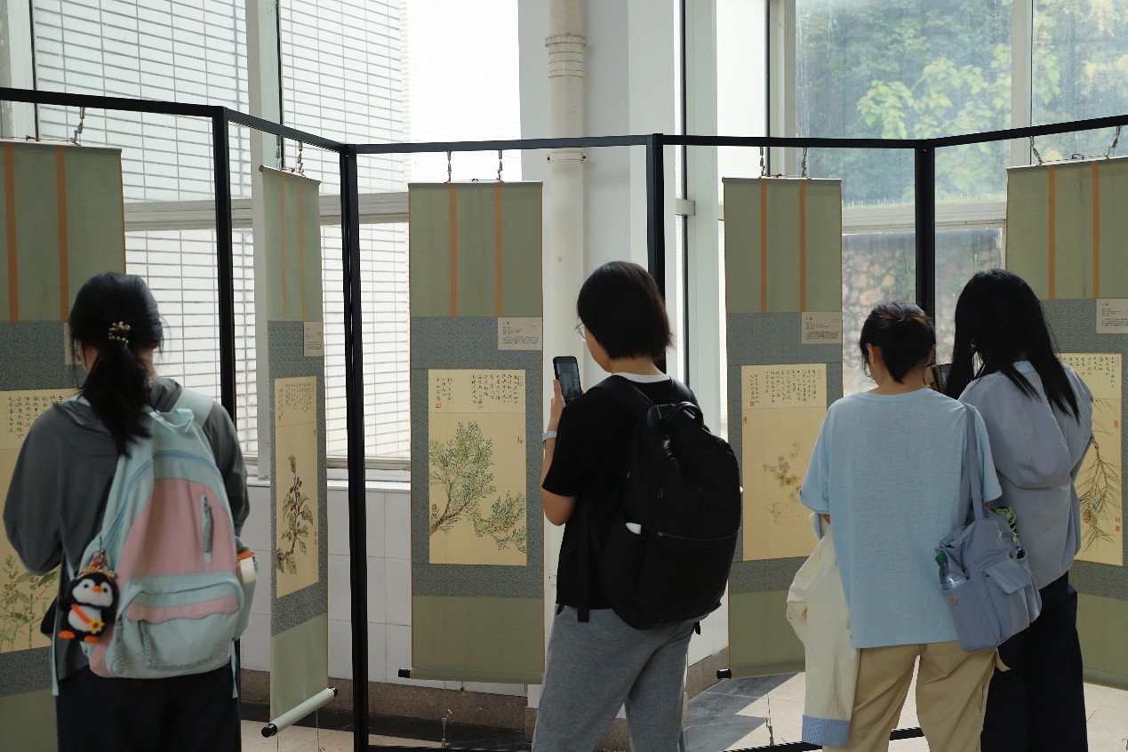 湘潭大学悦读讲坛之“屈赋香草意象的文化基因解码”开讲2.jpg