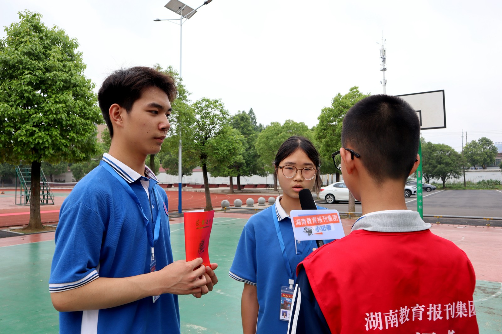 灌溪中学小记者华津豪指导老师田莹采访学生蒋欣雨.JPG