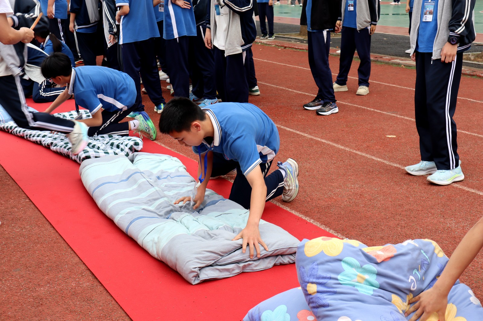 灌溪中学小记者华津豪指导老师田莹叠被子比赛现场.JPG
