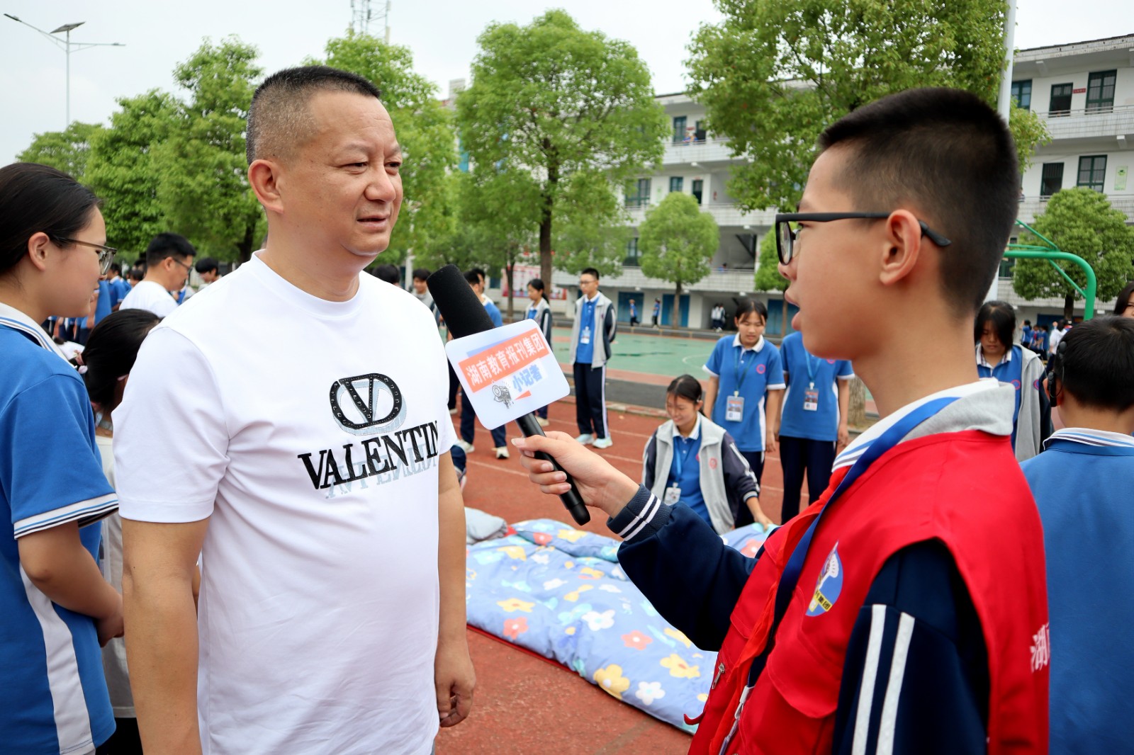 灌溪中学小记者华津豪指导老师田莹采访周胜军.JPG