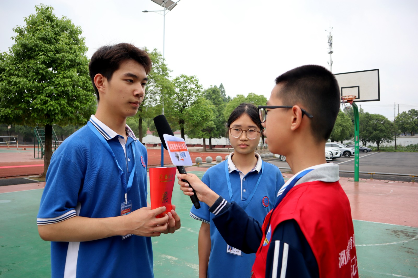 灌溪中学小记者华津豪指导老师田莹采访学生汤忻默.JPG