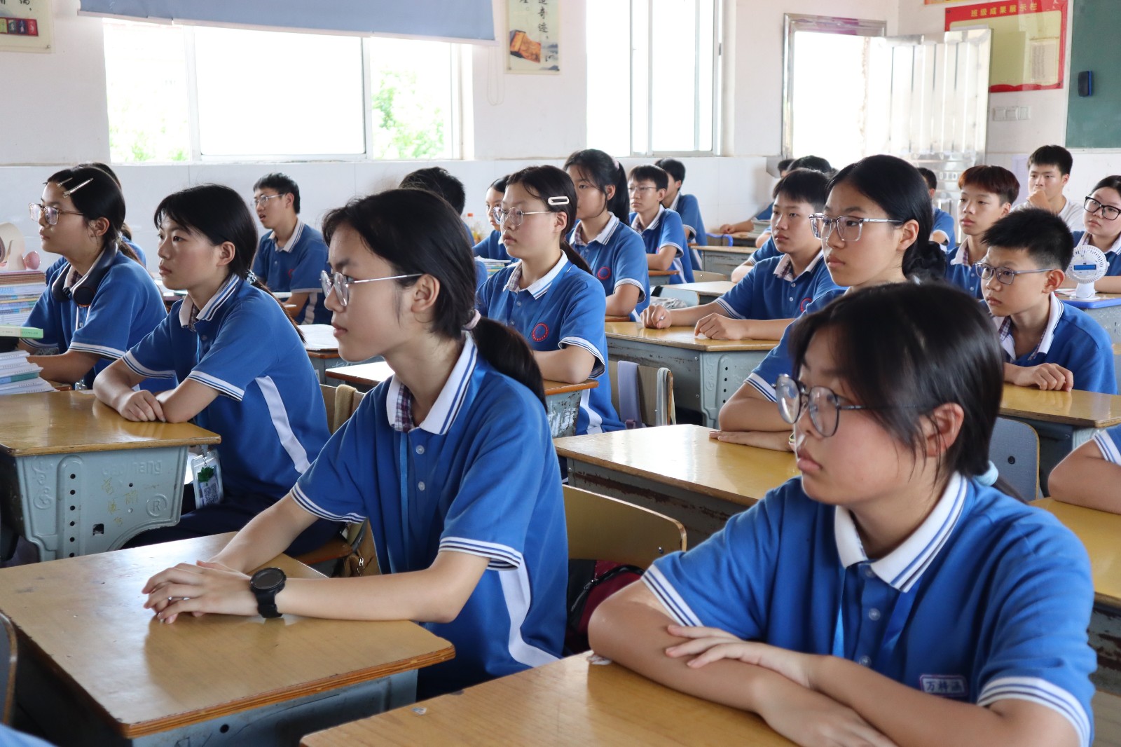 学生正认真观看.jpg
