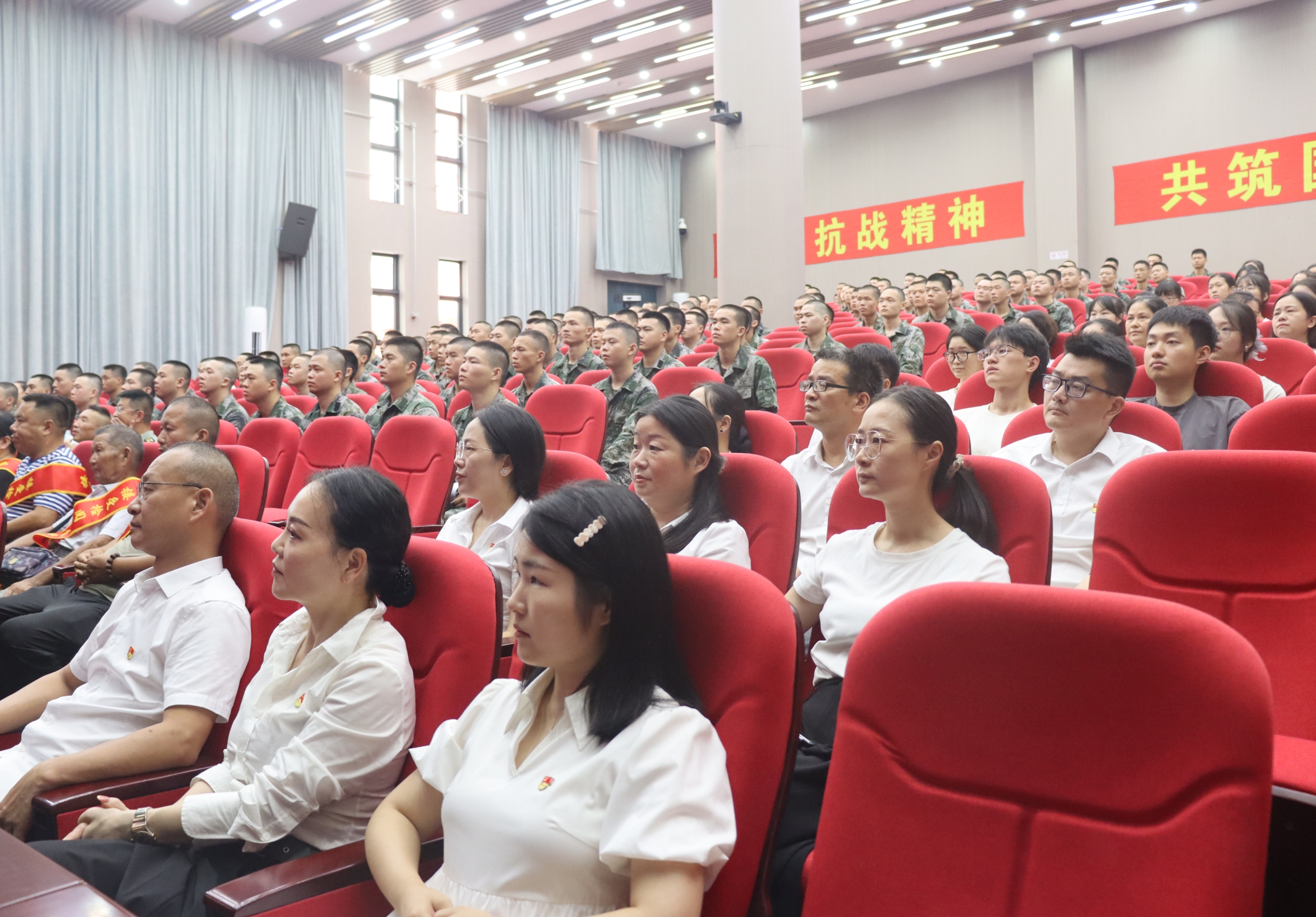 大会现场正面.jpg