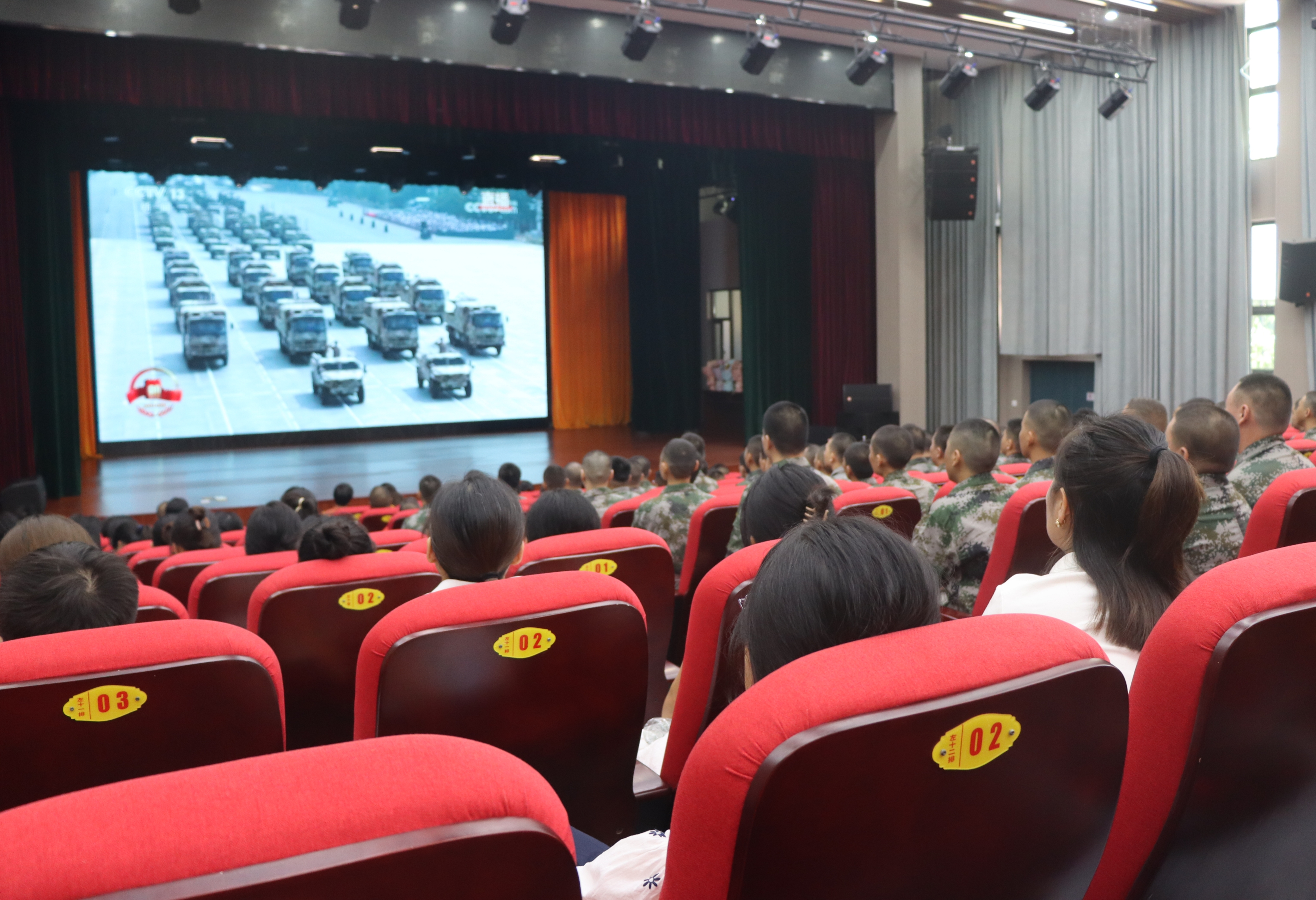 大会现场后面.jpg