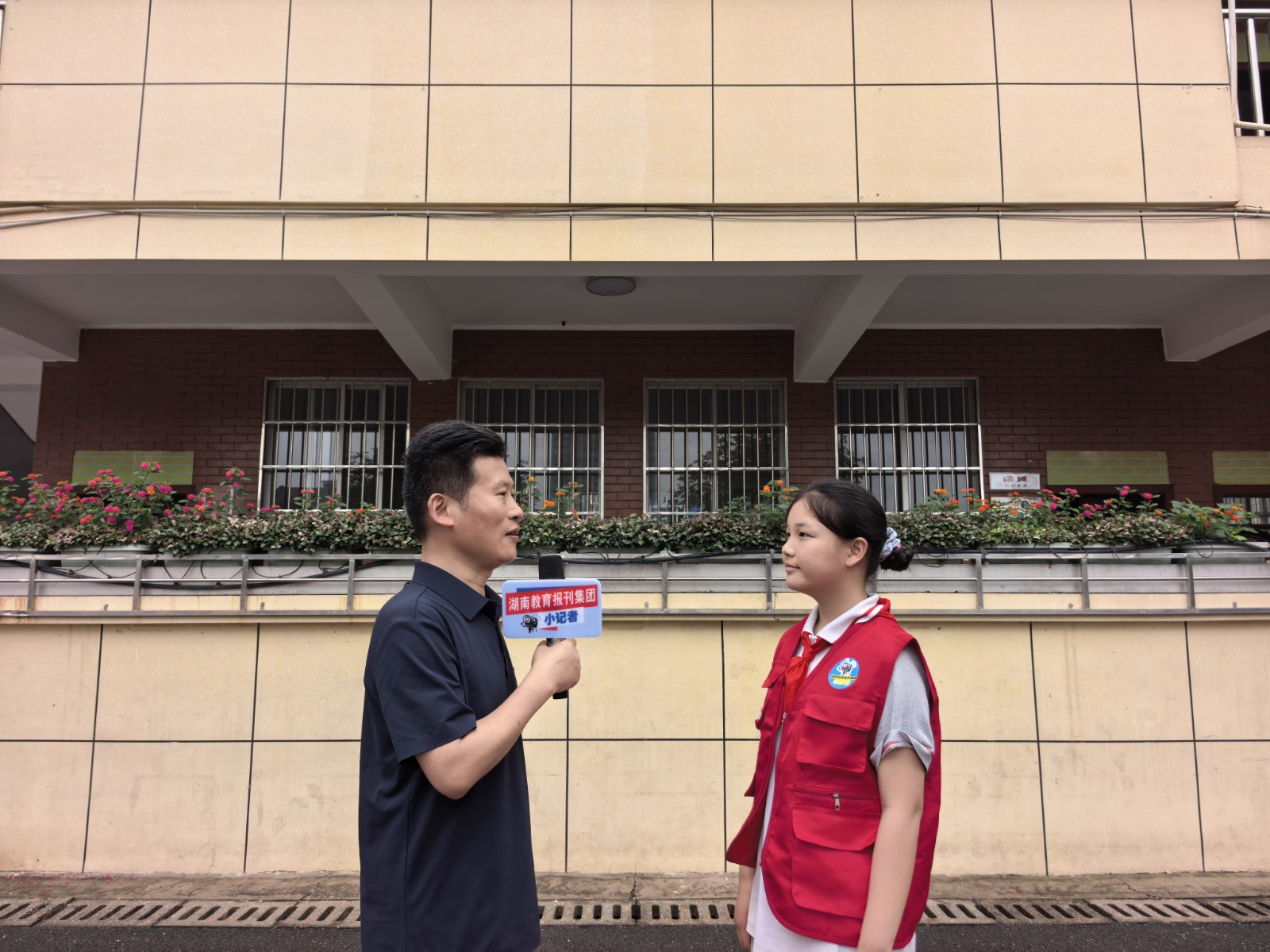 小记者采访活动负责人副校长李鑫.jpg