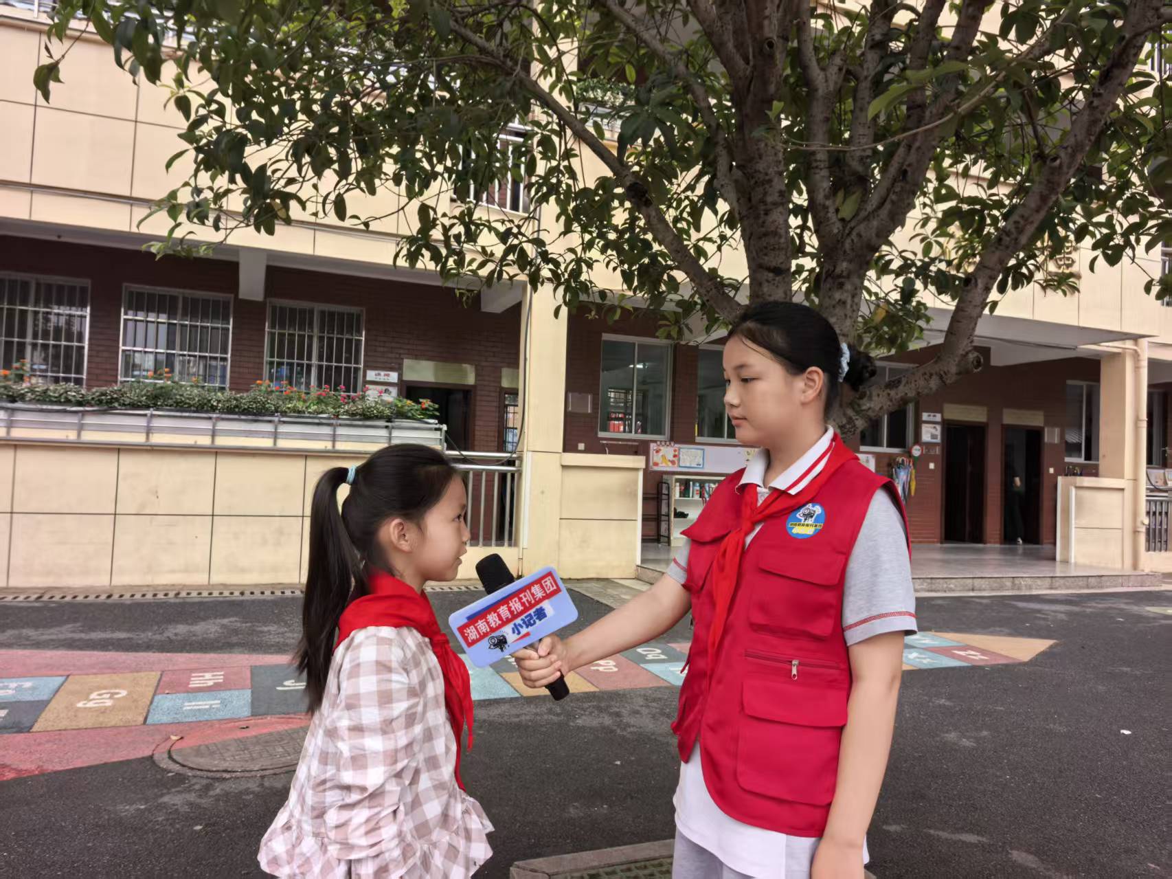 小记者采访一（2）班新队员雷子琪.jpg