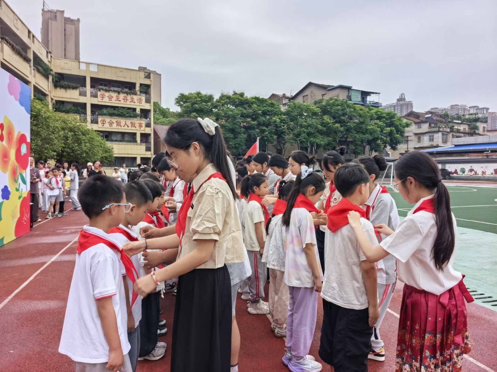 老队员为新队员戴上红领巾.jpg