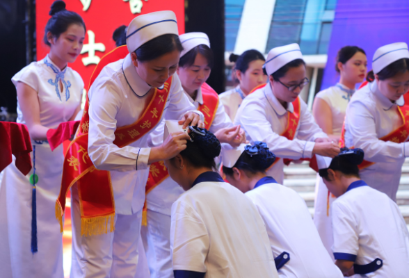岳阳职院：致敬白衣天使 举行“5.12”国际护士节庆祝活动
