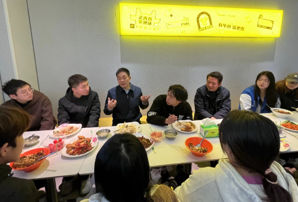 湖南邮电职院：校长学生围桌坐 共享美食共话成长