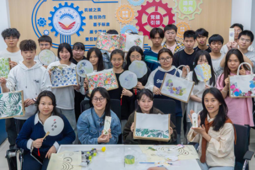 湖南化工职院：春日拓染润心田  匠心非遗伴青春
