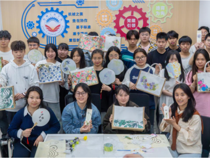 湖南化工职院：春日拓染润心田  匠心非遗伴青春