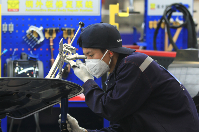 湖南汽车工程职大：为175名毕业生“充电”