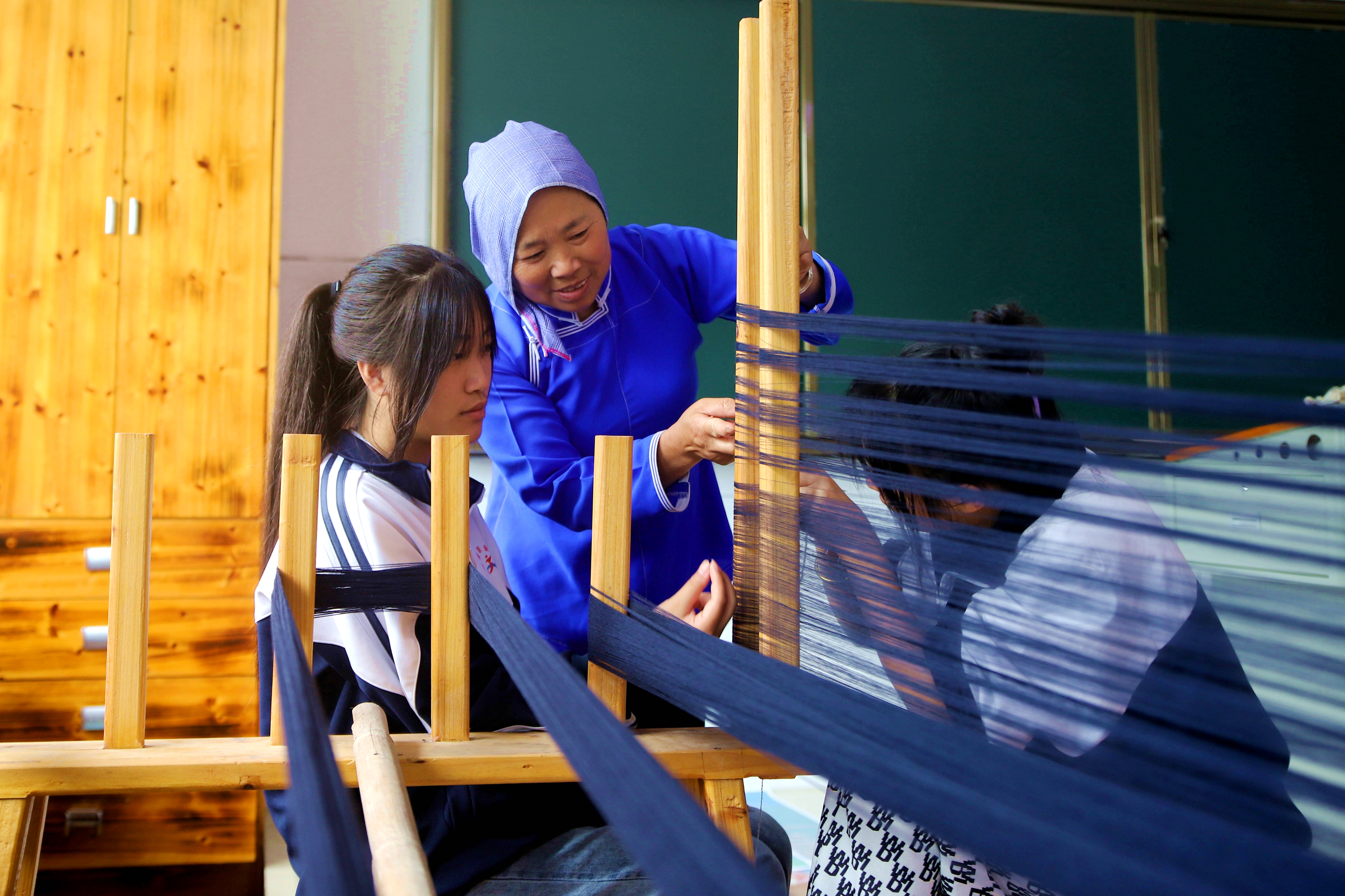通道侗族自治县职业技术总校学生学习侗锦编织技艺.jpg