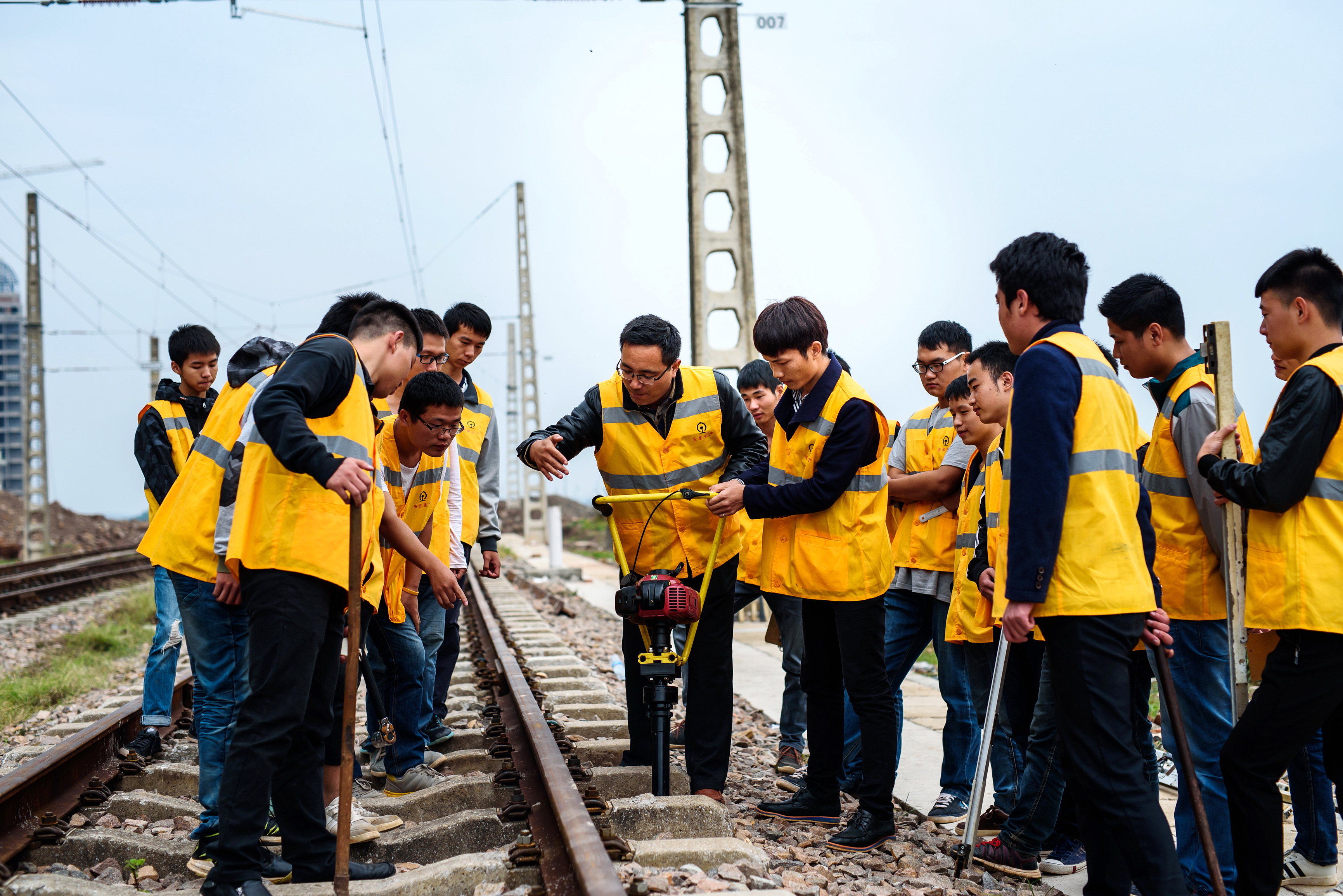湖南高速铁路职业技术学院学生实训.jpg