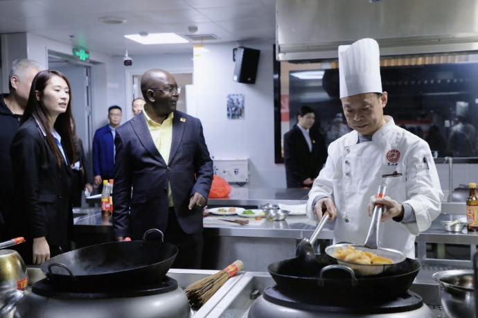 中非交流搭桥梁，津巴布韦高等教育代表团访问长沙商贸旅游职院