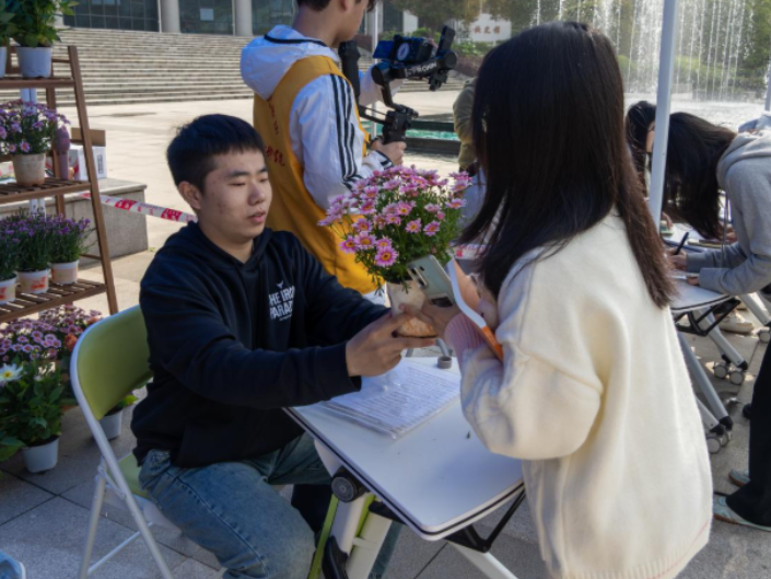 湖南化工职院：“植”因你来  共赴春天