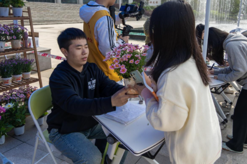 湖南化工职院：“植”因你来  共赴春天