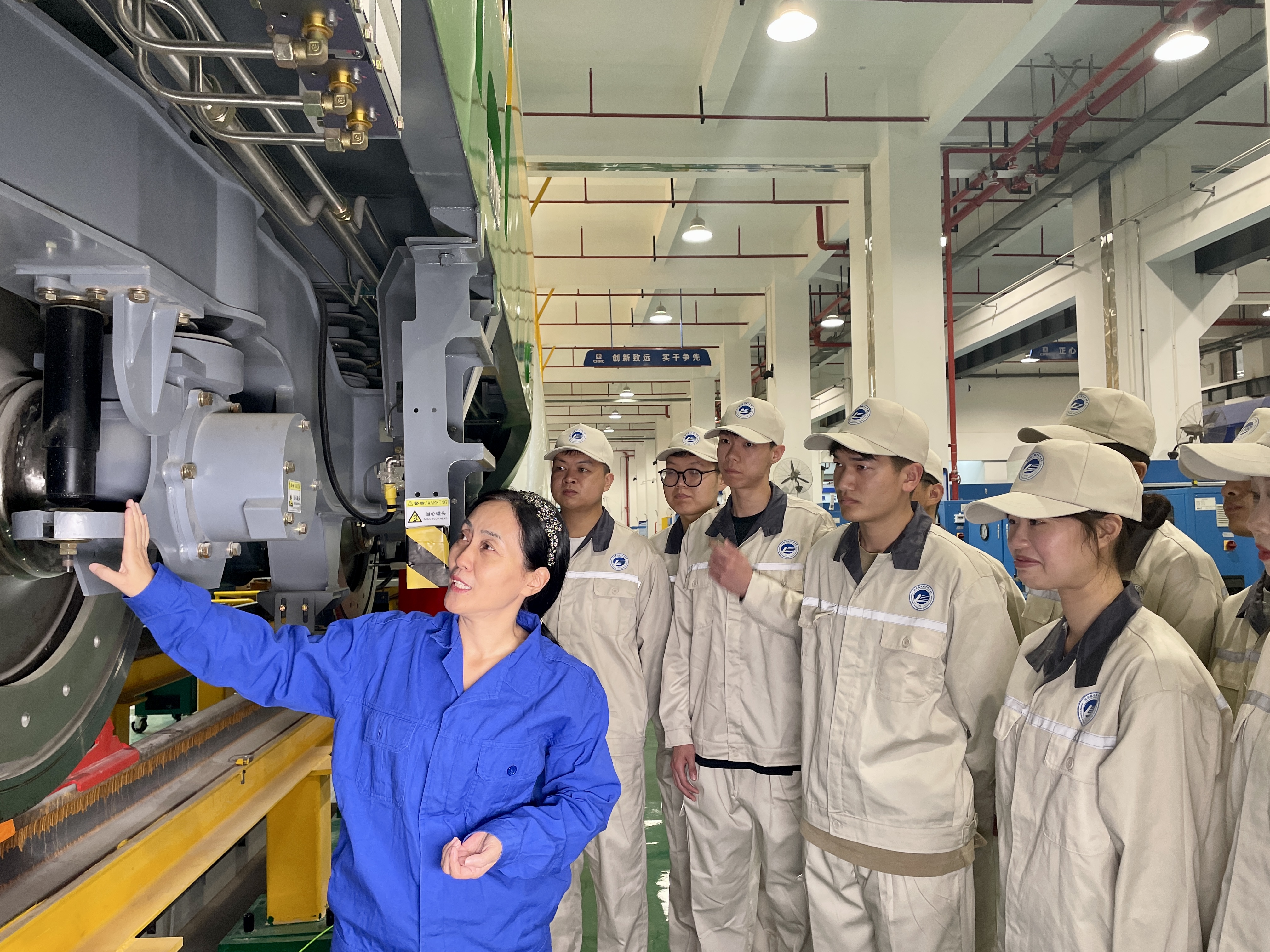 学校党委书记张莹为铁道车辆专业学生现场讲解CR200J动力集中动车组走行部构造。.jpg