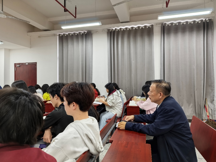 张家界航院：校领导深入思政课堂开展听课调研