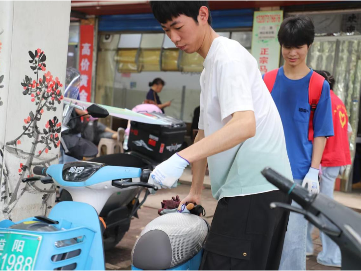 湖南工艺美院：“盲道清障·爱心通行”志愿服务暖人心