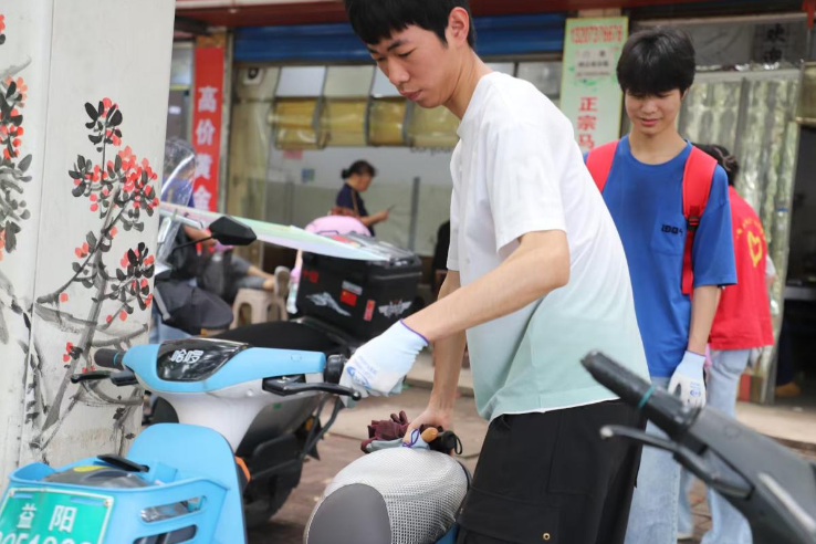 湖南工艺美院：“盲道清障·爱心通行”志愿服务暖人心