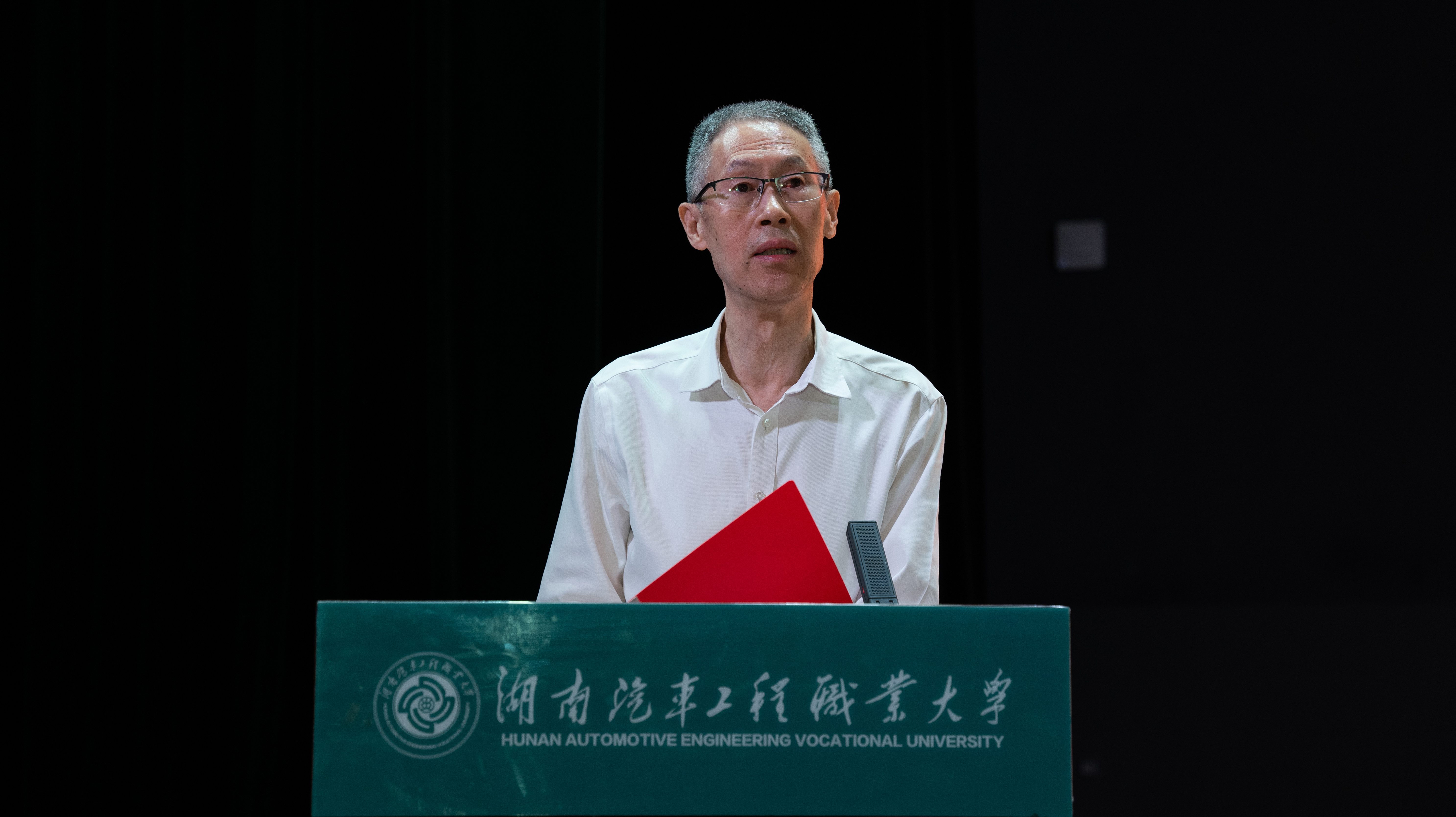 9.党委副书记 校长尹万建校长寄语.jpg
