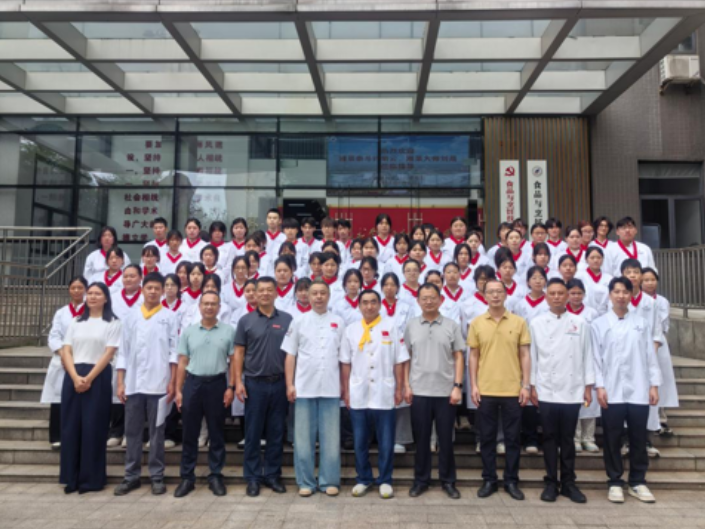 湖南化工职大：湘菜泰斗许菊云、大师刘晟入校开展“减盐减油”科普育人活动