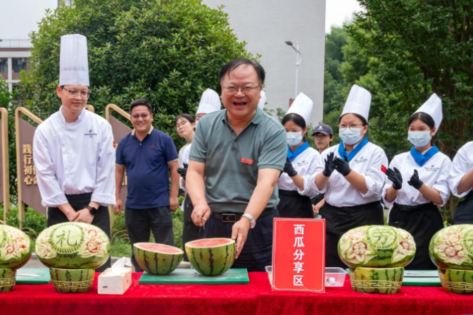 湖南化工职大：“丰收献礼·劳动筑梦”学农基地西瓜采摘文化节火热开幕