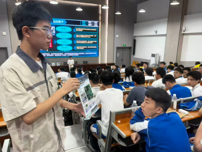 湖南铁道职院：湖南师大附中研学团走进校园探秘北斗