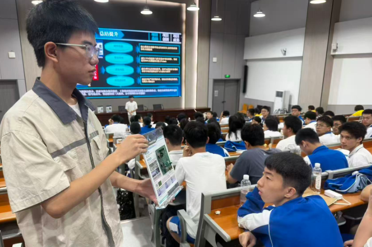 湖南铁道职院：湖南师大附中研学团走进校园探秘北斗