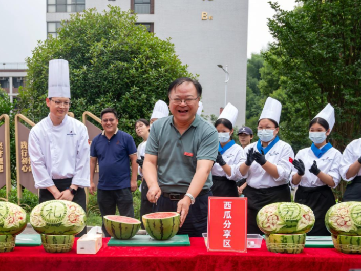 湖南化工职大：“丰收献礼·劳动筑梦”学农基地西瓜采摘文化节火热开幕