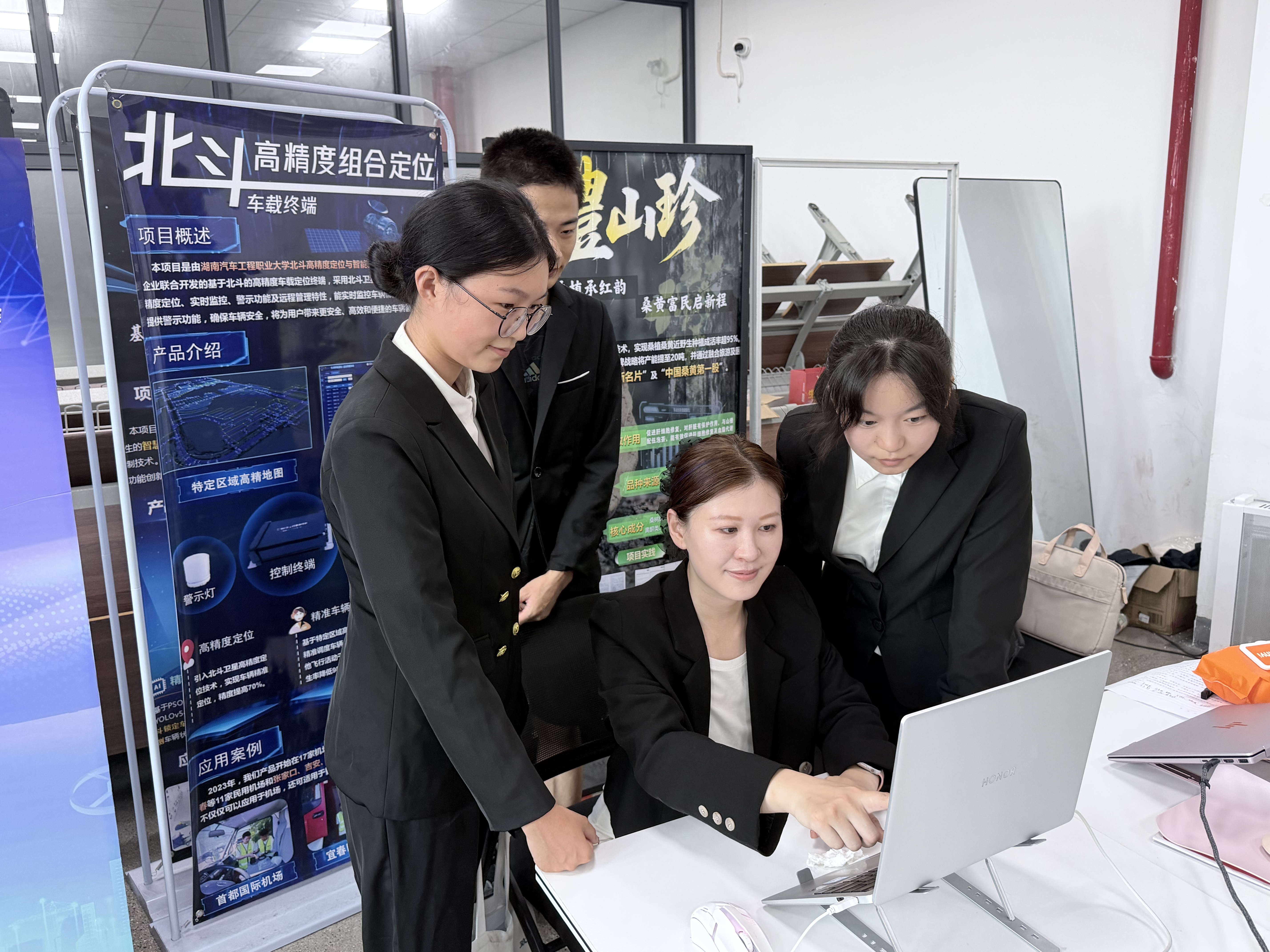 谭慧老师为学生创业团队提供法律咨询.jpg 谭慧老师为学生创业团队提供法律咨询.jpg