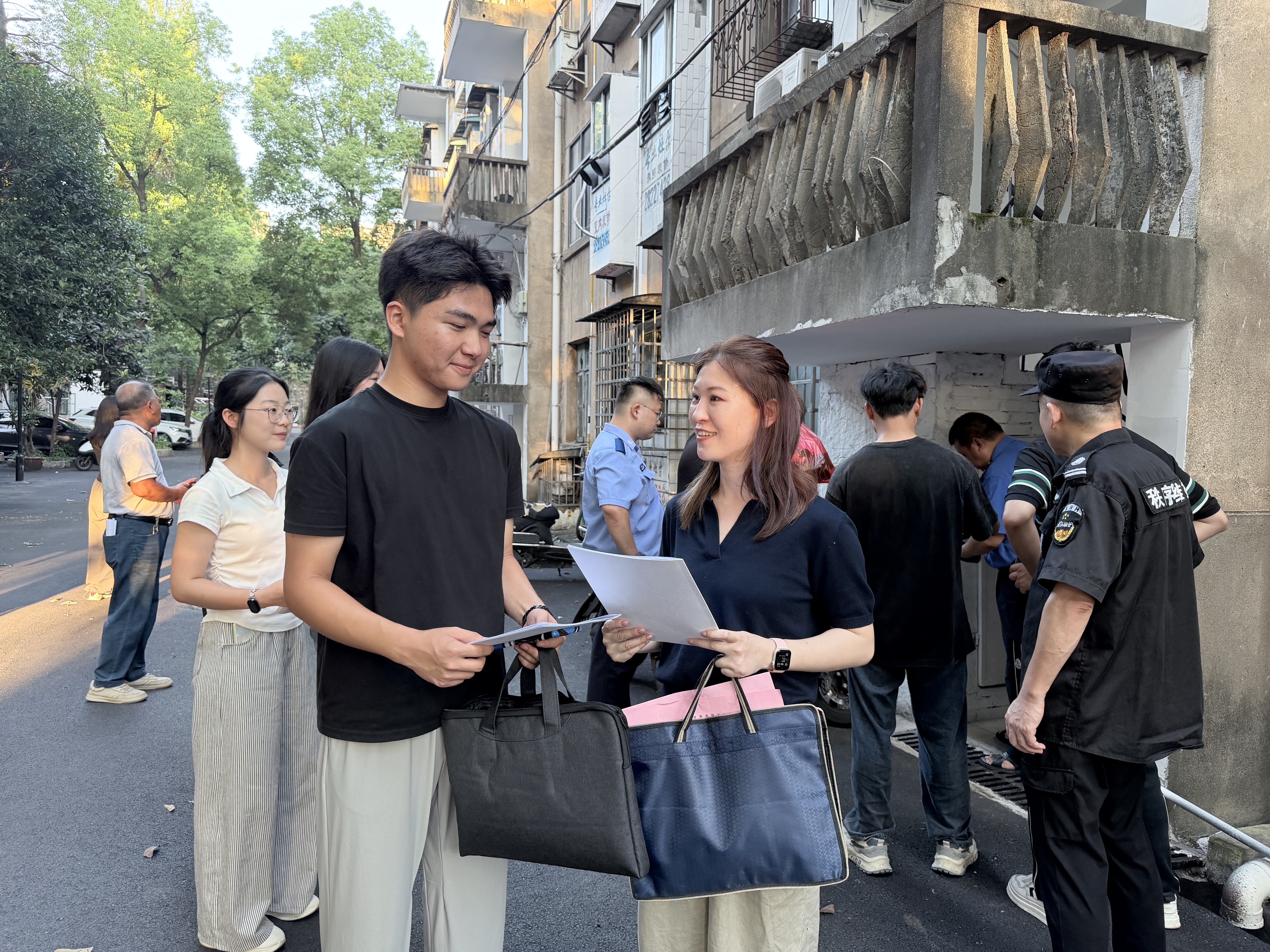 谭慧老师与多部门联合进社区普法.jpg 谭慧老师与多部门联合进社区普法.jpg