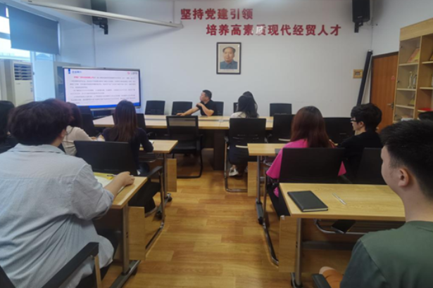 湖南工程职院：企业专家进课堂，为建材直播 “练内功”