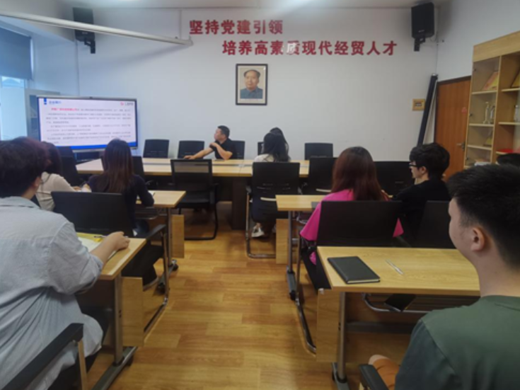 湖南工程职院：企业专家进课堂，为建材直播 “练内功”