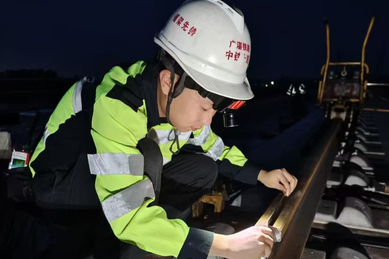 钟振华：钢轨上的“较真”者